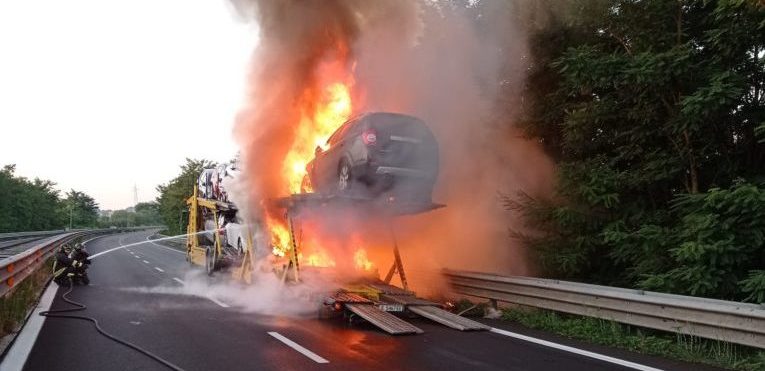 Camion bisarca in fiamme sul raccordo autostradale Benevento-San Giorgio del Sannio