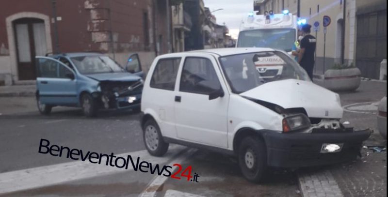 San Giorgio del Sannio, scontro frontale in Piazza Risorgimento. FOTO