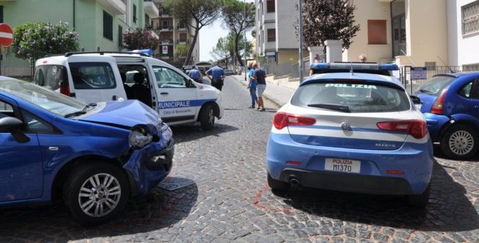 Benevento, ventenne tampona auto della Polizia: patente ritirata