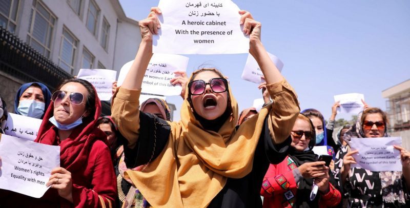Uomini che odiano le donne: i Talebani cancellano le donne