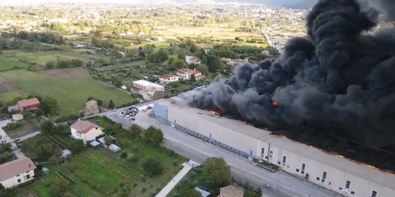 Incendio Airola, primi risultati del monitoraggio delle diossine: valore eccedente il limite