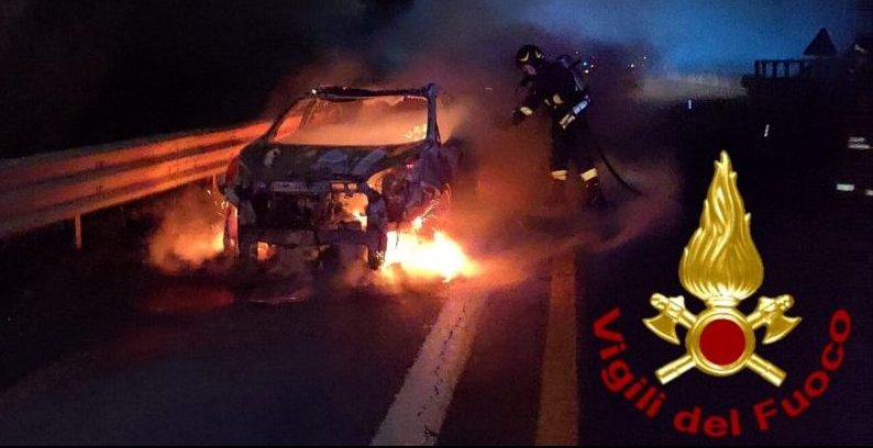 Auto in fiamme sull’A16: intervengo i Vigili del Fuoco