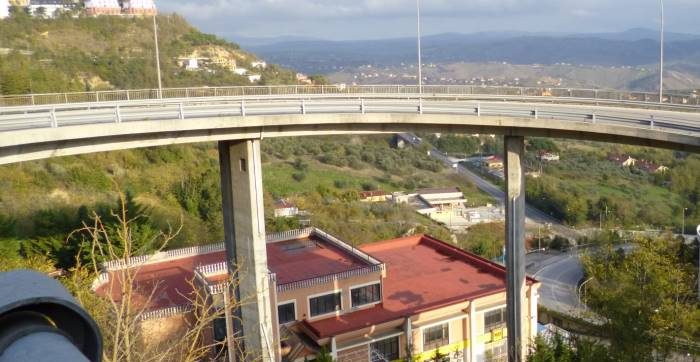 Tragedia ad Ariano Irpino: giovane di 31 anni si toglie la vita buttandosi giù dal Ponte della Panoramica