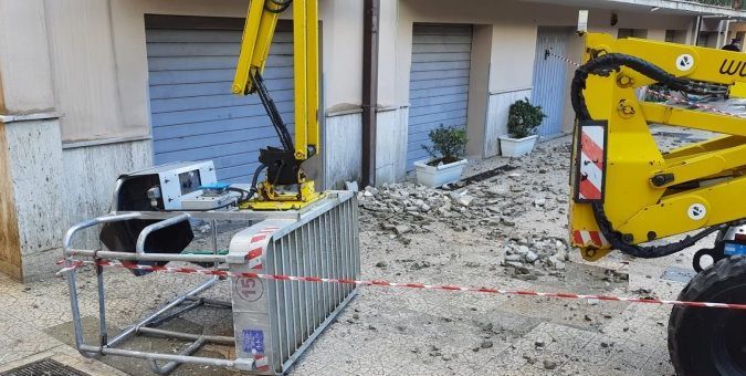 Incidente sul lavoro in Viale degli Atlantici: due operai in codice rosso