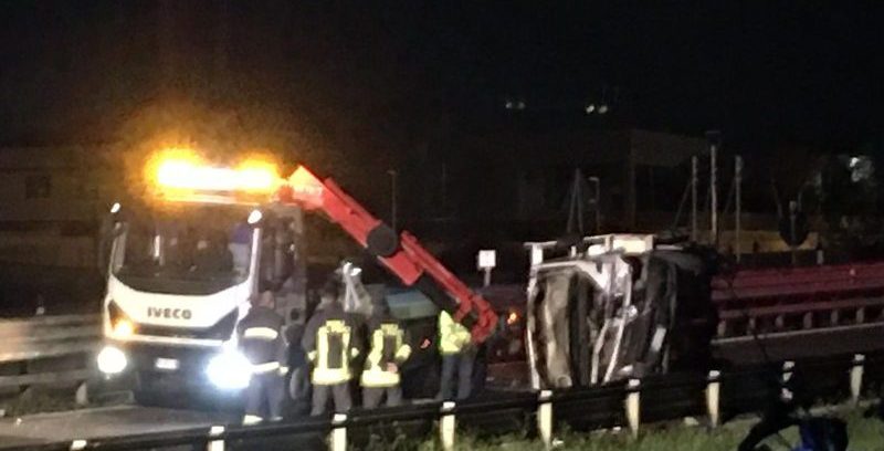 VIDEO – Incidente sul raccordo autostradale di Benevento, scontro tra un furgone e una Yaris: tre feriti