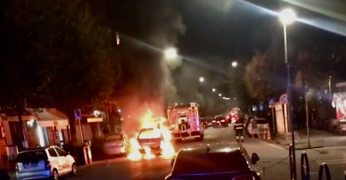 Benevento, auto in fiamme in Piazza Castello