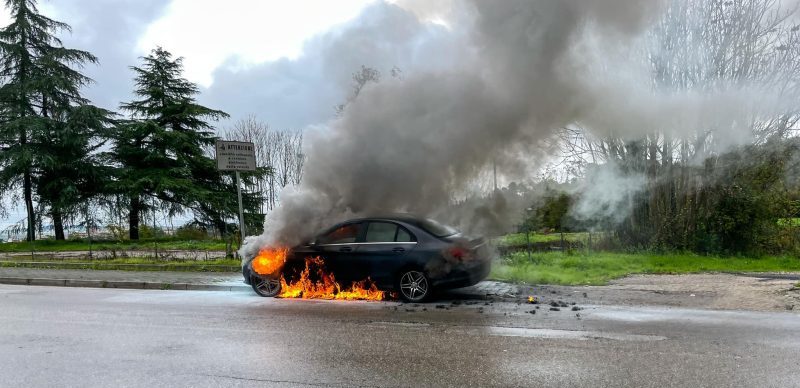 Benevento, auto in fiamme in via Bachelet