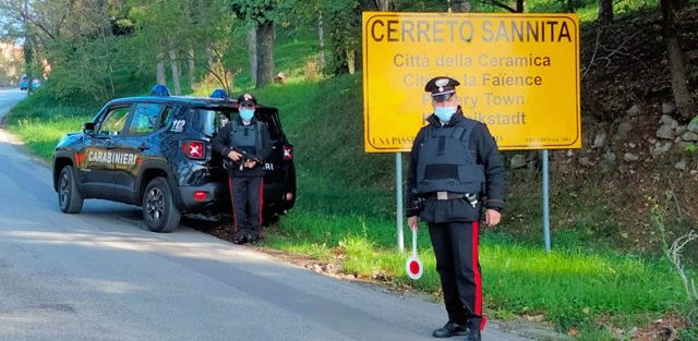 Atti persecutori contro moglie e figlia: arrestato 40enne