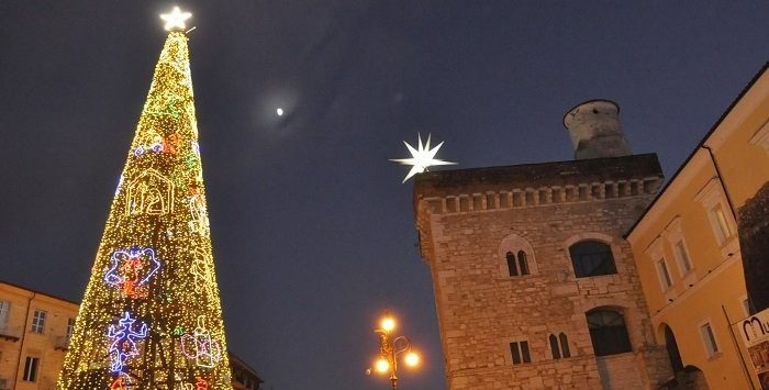 Benevento, una sfera natalizia brandizzata Polizia di Stato sull’albero di Natale