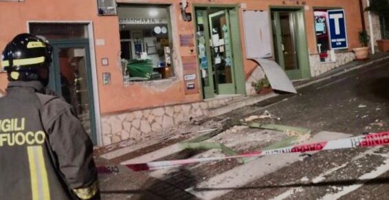 San Leucio, bomba davanti a una tabaccheria: indagano i carabinieri