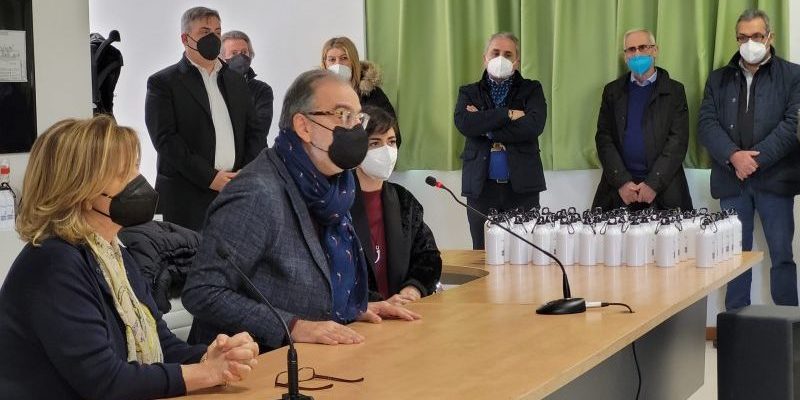 L’IT Lucarelli di Benevento acquista il distintivo di “Plastic Free” grazie a Gesesa: installati  tre erogatori per l’acqua presso la scuola