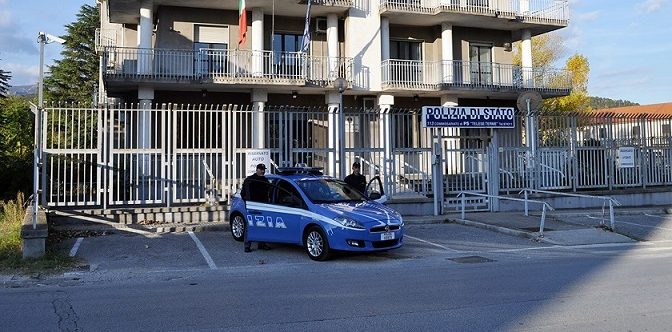 La Polizia le chiede i documenti, lei mette in moto e scappa via: arrestata 38enne