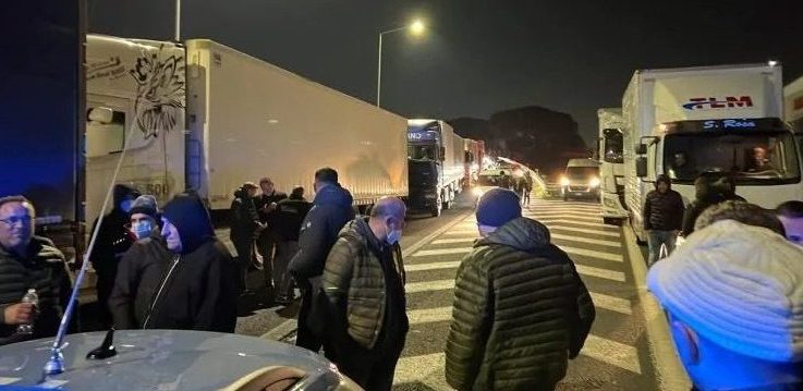 Caro Benzina, protesta dei camionisti: tir bloccano l’autostrada A1