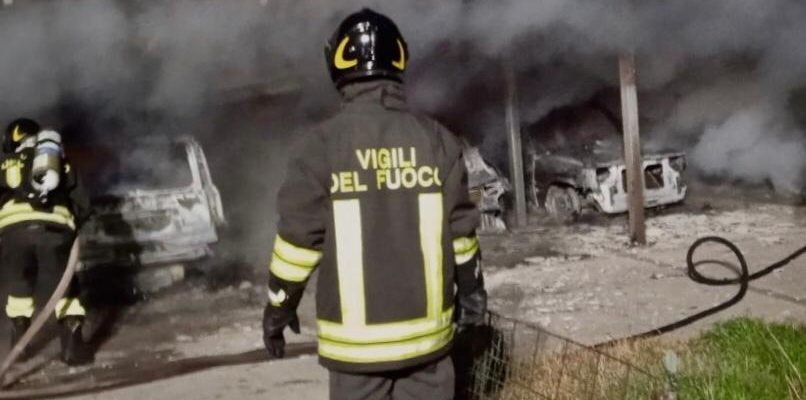 Solopaca, maxi rogo nella notte: cinque auto distrutte dalle fiamme