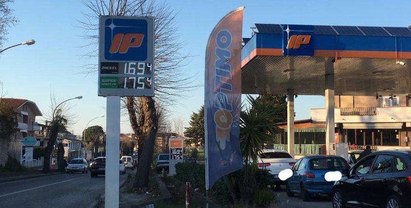 Carburanti, scattata la riduzione del prezzo