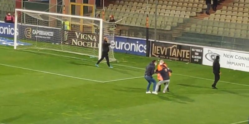 VIDEO – Foggia vs Catanzaro, tifosi rossoneri invadono il campo per picchiare Iemmello