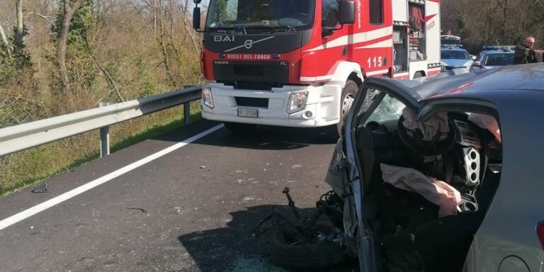 Foto – Statale Sannitica, auto esce fuori strada: due feriti