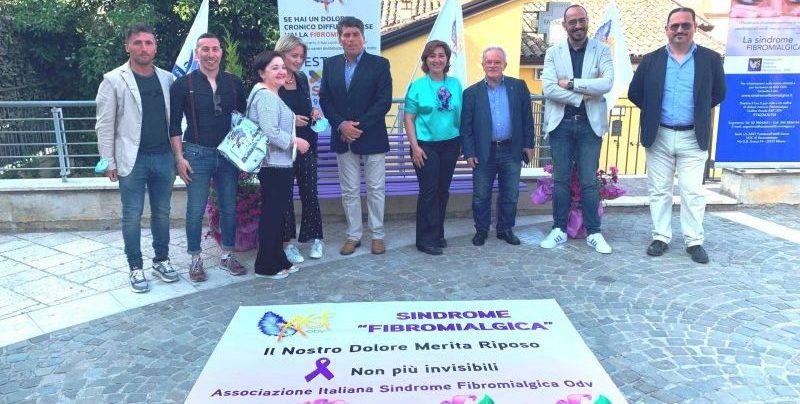 Paupisi|  Fibromialgia, inaugurata la panchina viola in piazza don Tommaso Boscaino