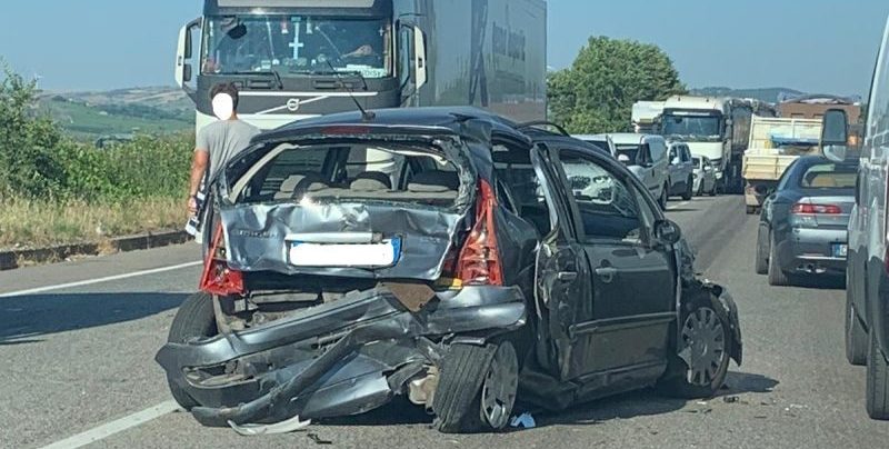 Foto – Incidente sulla Telesina, scontro tra tre veicoli: due feriti