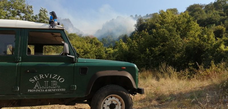 FOTO- Provincia, numerosi boschi in fiamme: a Santo Stefano di Vitulano incendiati 7 ettari di vegetazione