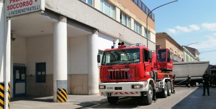 Benevento, a fuoco camion nei pressi del “Fatebenefratelli”