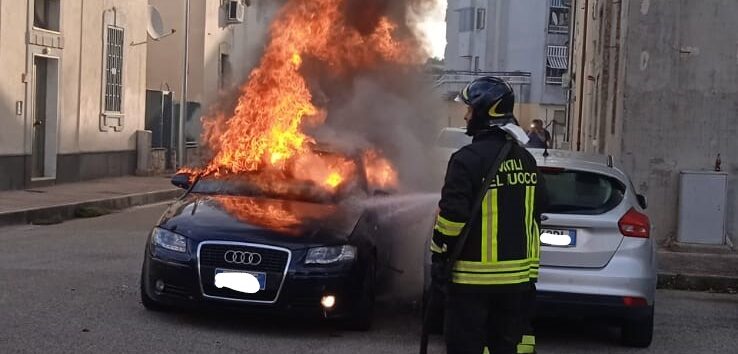 Benevento, auto in fiamme al Rione Ferrovia: si indaga (FOTO)