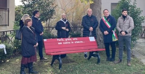 Calvi, inaugurata la panchina rossa simbolo della lotta contro la violenza sulle donne