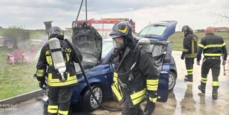 Benevento, auto in fiamme: salvi padre e figlia