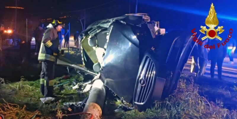 Grave incidente stradale a Frigento, auto finisce contro palo della corrente: in due incastrati nelle lamiere del veicolo