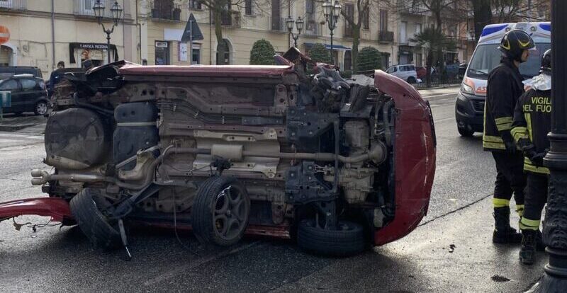 FOTO – San Giorgio del Sannio,  si ribalta con l’auto sul Viale Spinelli