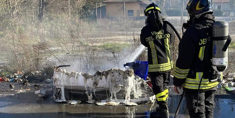 Benevento, in fiamme carrellato raccolta carta