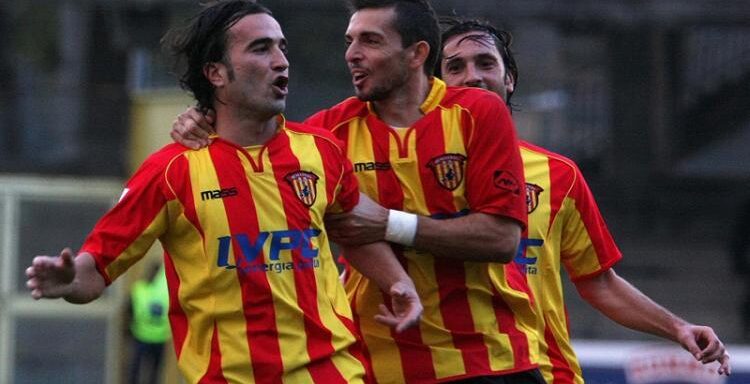 AMARCORD – Clemente regala la vittoria contro la Juve Stabia con un eurogol