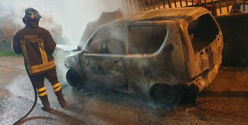 Benevento, auto in fiamme al Rione Ferrovia: si indaga (FOTO)