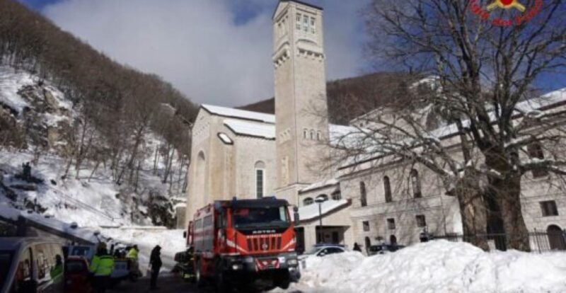 Montevergine, Vigili del fuoco accompagnano gli operai a 1.500 metri con il gatto delle nevi