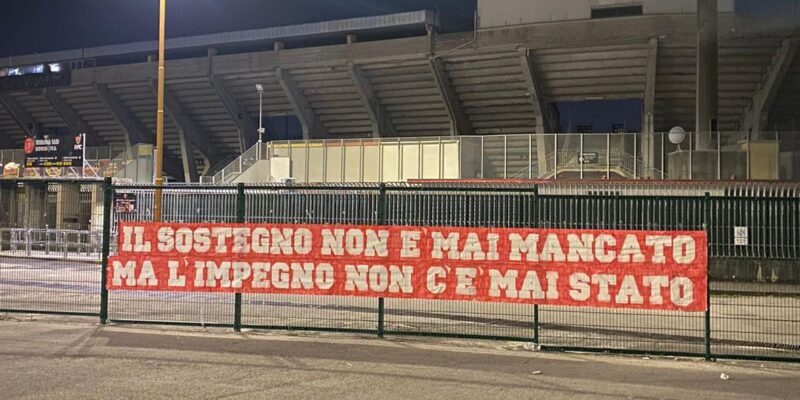 Benevento, la Curva Sud: “Continueremo a esserci fino all’ultima battaglia, retrocedere sarebbe una disfatta”