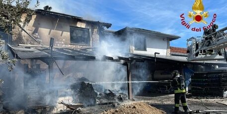 Fiamme in deposito azienda vinicola, indagini in corso