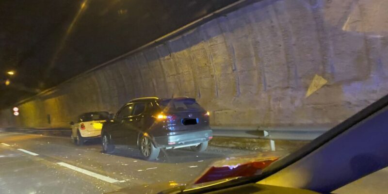 Benevento, incidente in galleria: 25enne finisce contro il guardrail