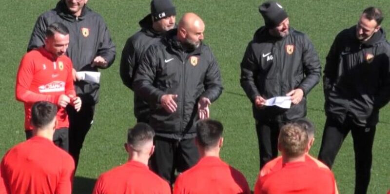 VIDEO – Benevento, Strega quasi al completo per Bari. Squadra a rapporto dai tifosi