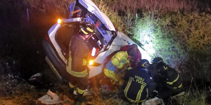 Benevento| Auto esce fuori strada e si ribalta: due feriti (FOTO)