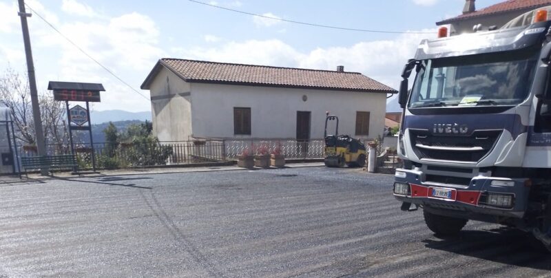 San Nicola Manfredi, avviati i lavori di manutenzione del manto stradale (FOTO)