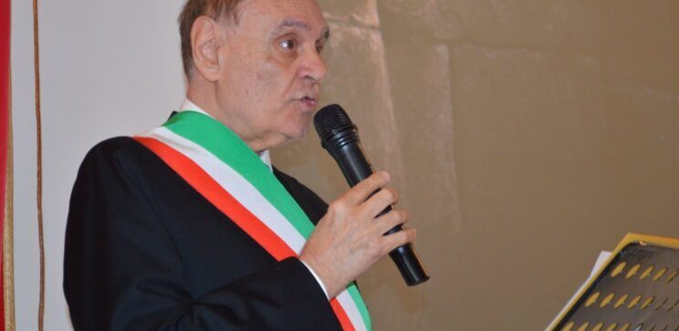 Cittadinanza onoraria a Zazo, il sindaco Mastella: “Esempio di mite ostinazione: testimone dei valori della nostra terra”