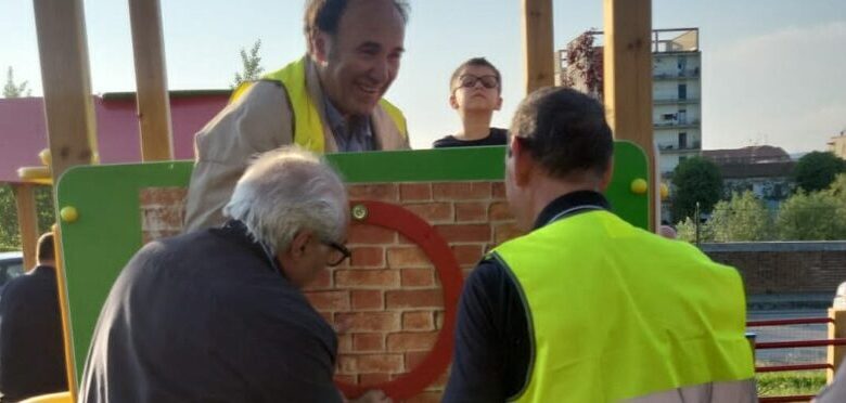 Benevento, danni al parco giochi di via Vittime di Nassiriya (FOTO)