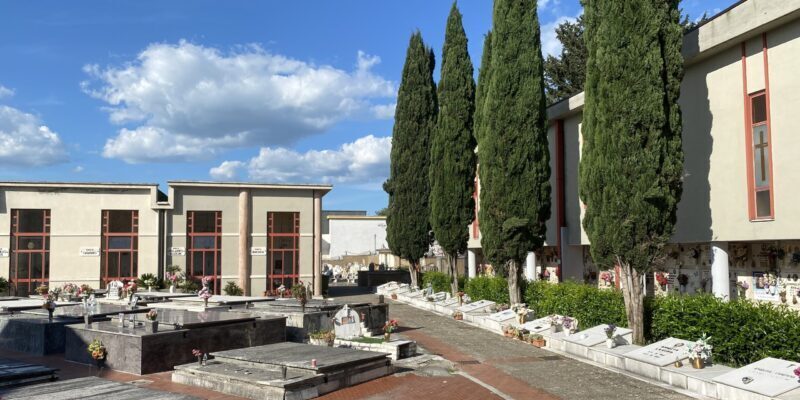 Cimitero Comunale di Benevento, donna cade in una tomba semiaperta: ferita