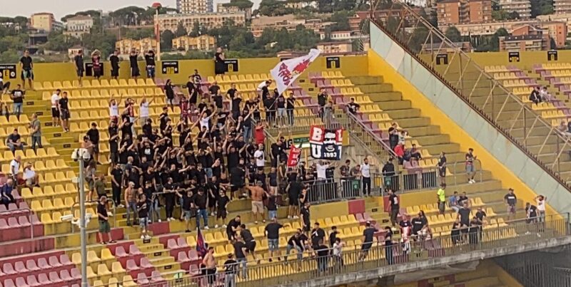 Tifosi danneggiano seggiolini e porte settore ospiti: multa per il Taranto