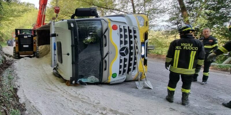 Si ribalta autocarro, ferito 30enne (FOTO)