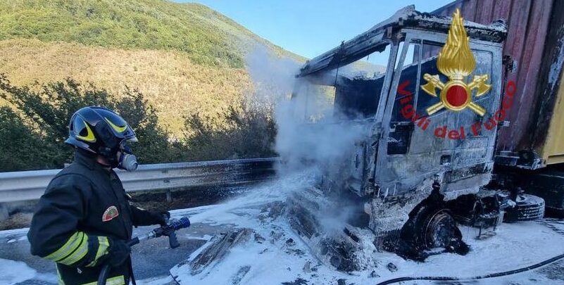 A16, in fiamme autocarro che trasportava birra: Vigili del Fuoco in azione (FOTO)