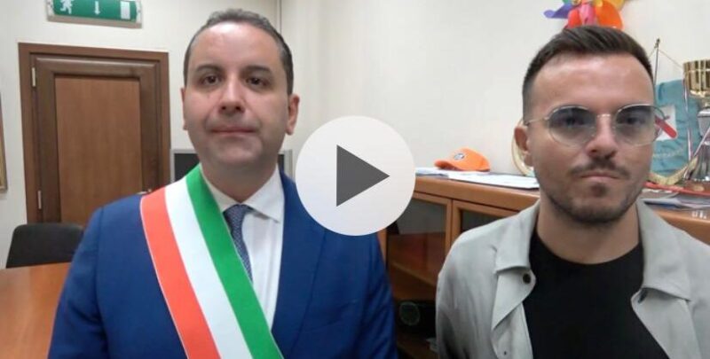 VIDEO – San Nicola M., il sindaco Vernillo festeggia il secondo anniversario della sua elezione con il concerto di Andrea Sannino