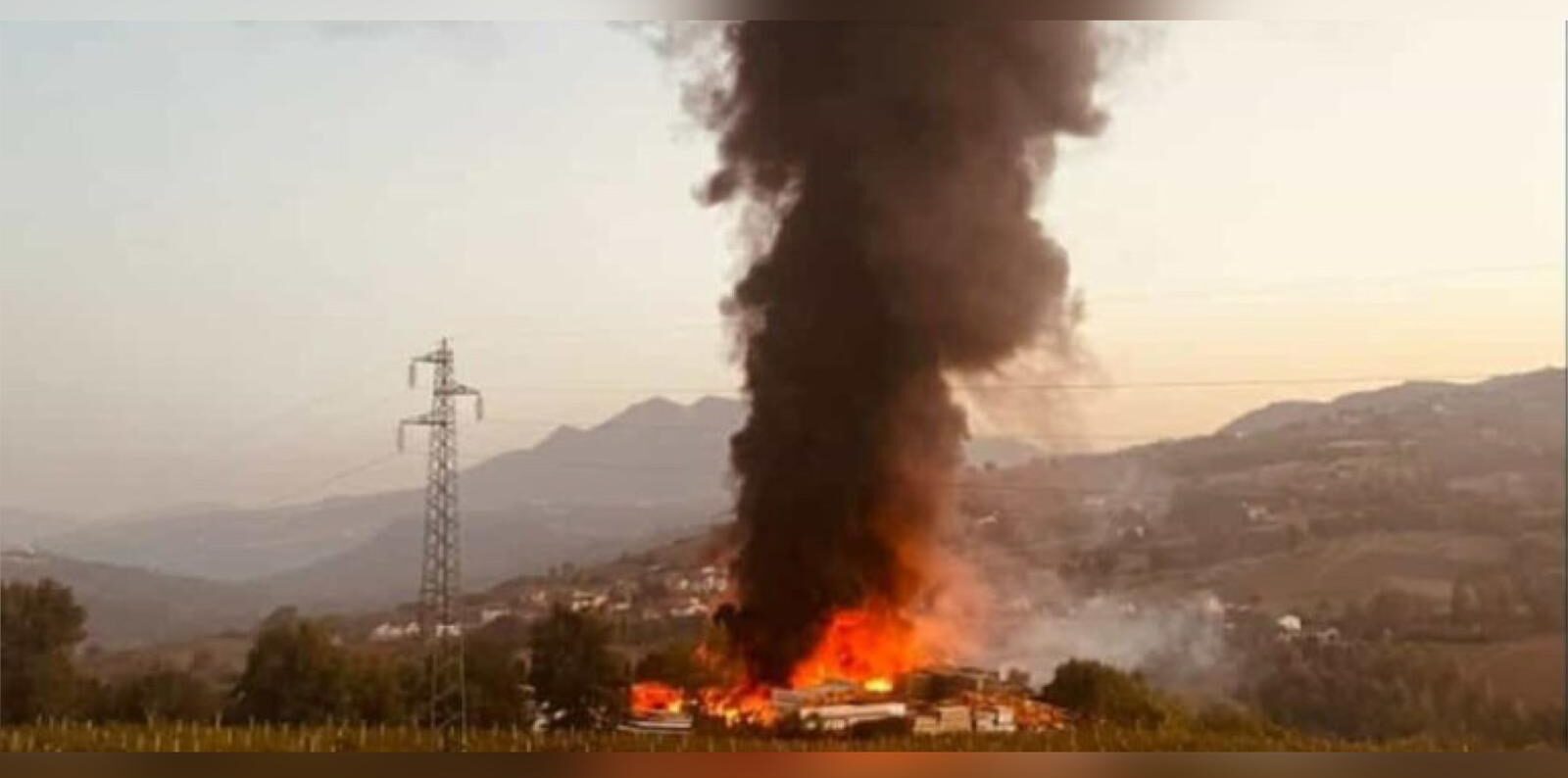 Deposito in fiamme a Torre le Nocelle