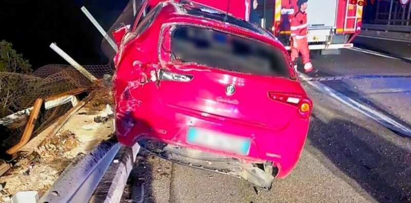 Incidente mortale, sbanda con l’auto e vola via dall’abitacolo: 33enne muore sul colpo