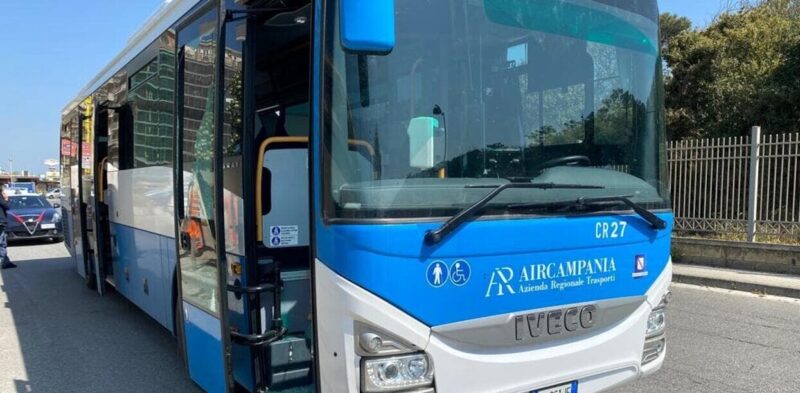 Autista di bus preso a pugni da un passeggero